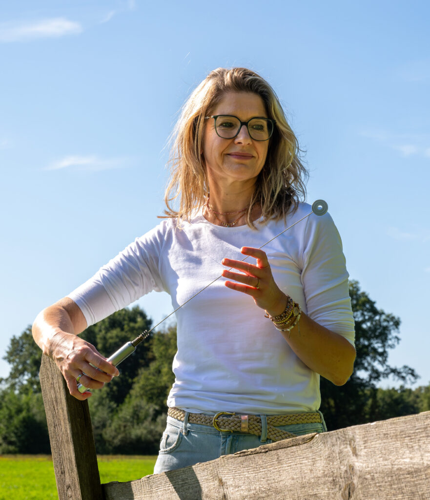 Mirjam demonstreert het gebruik van een biotensor als bio-energetisch meetinstrument bij NEI Praktijk Vederlicht
